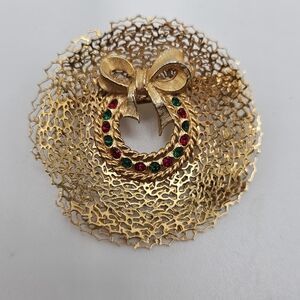 VINTAGE Gold Tone Filigree Rhinestone Christmas Holiday Wreath Brooch Pin MCM